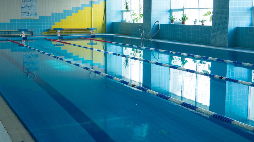 Sprchujte se až doma, žádá návštěvníky plavecký bazén v Británii